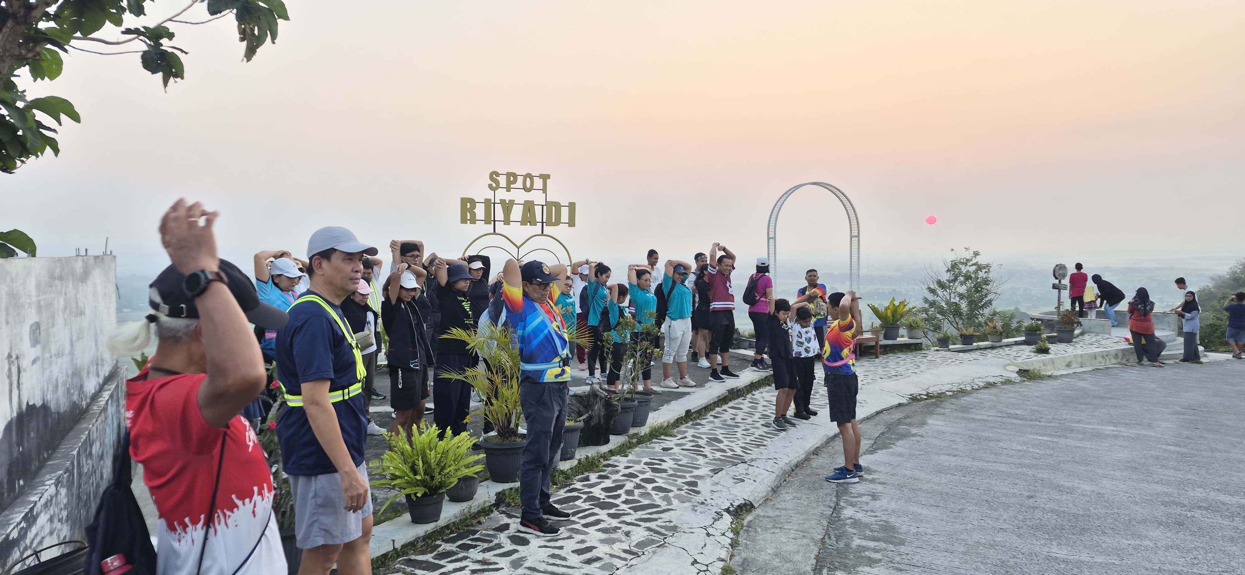 Tapak Candi Ke-6 Semakin Semarak, Komunitas Gang Kelinci Ikut Meramaikan, Peserta Berpasangan Tertua Berusia 68 Tahun